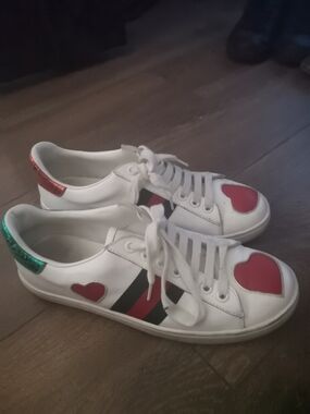 RARE! Gucci vintage white sneakers with heart